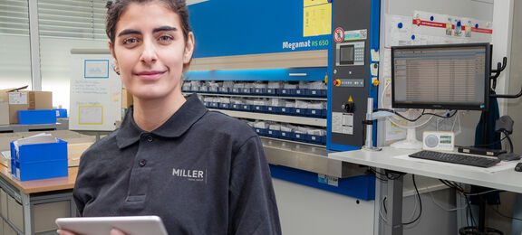 Mitarbeiter_Logistik_1110x500.jpg
