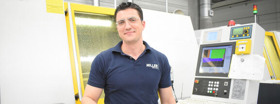 Der MILLER Mitarbeiter Bakr Chareeb vor seiner Schleifmaschine.